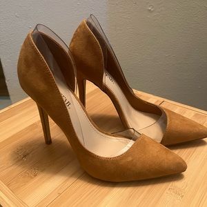 Pointed toe pump with clear detail